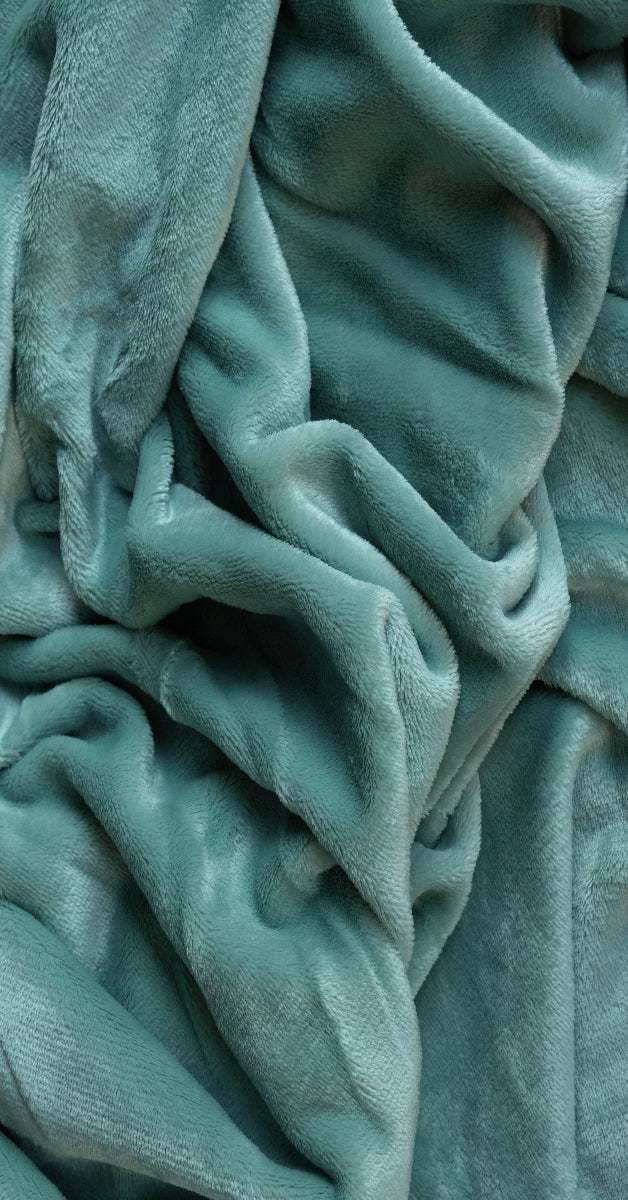 Close-up van de stof aqua groen waarbij de fijne textuur en zachtheid duidelijk zichtbaar zijn. De stof heeft een subtiele glans die de delicate uitstraling benadrukt.
foto: stof plaid Aqua Groen