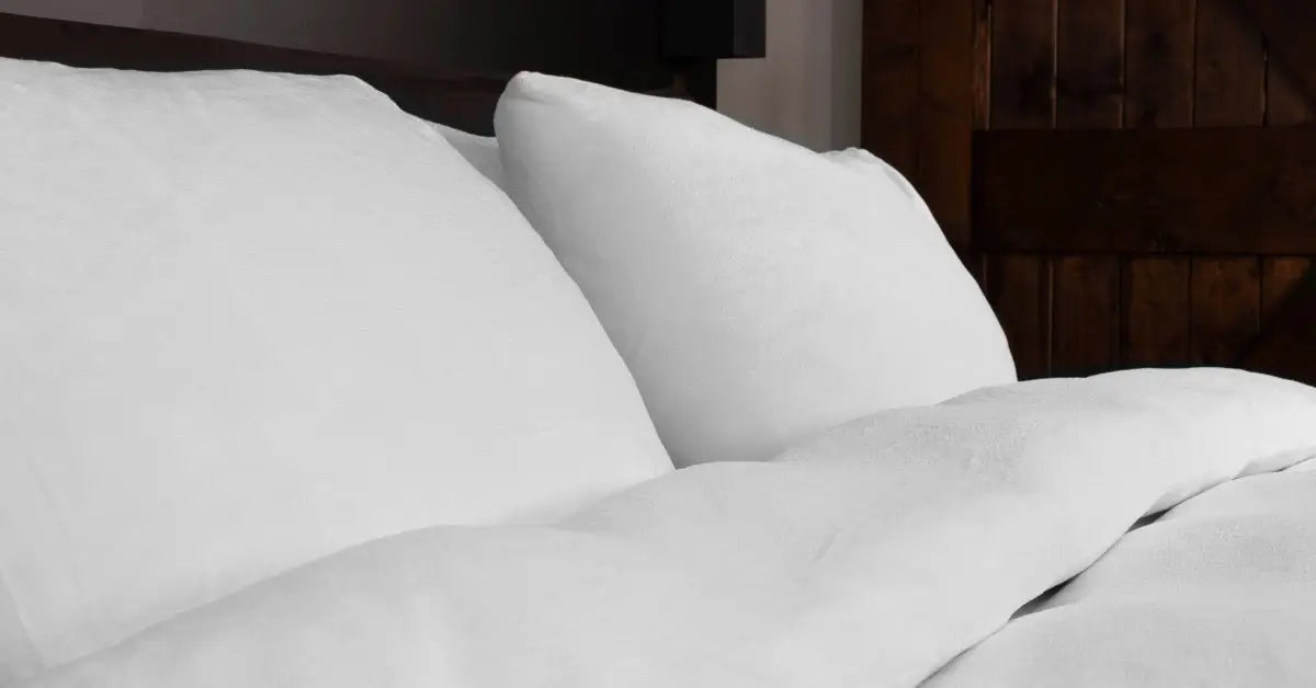 Een wit dekbedovertrek van 240x200 cm, gemaakt van zachte velvet stof. Het fluweelachtige materiaal geeft een frisse, luxe uitstraling aan de slaapkamer en zorgt voor een comfortabel slaapoppervlak.
foto: dekbedovertrek 240x200 wit