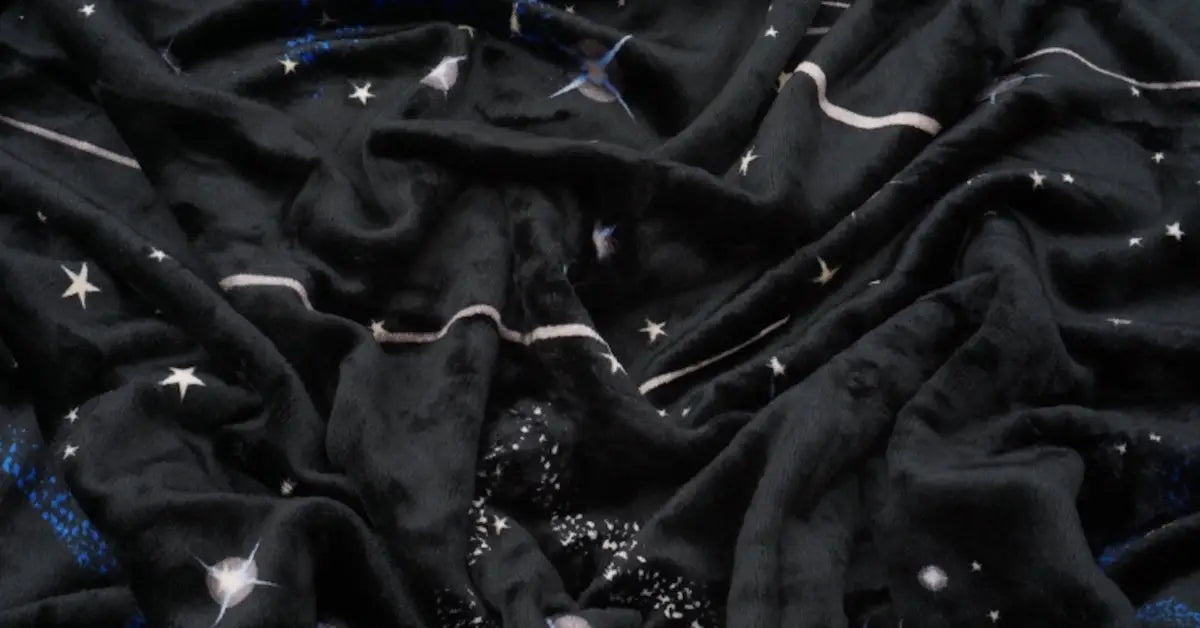 Een close-upfoto van een zacht, velvet dekbedovertrek in een ruimte-thema. De stof heeft een luxueuze uitstraling met een rijke textuur, die de zachtheid van het materiaal benadrukt. Het dekbedovertrek is versierd met sterren en planeten, waardoor het perfect is voor een slaapkamer met een kosmisch of dromerig ontwerp.
foto: stof dekbedovertrekspace