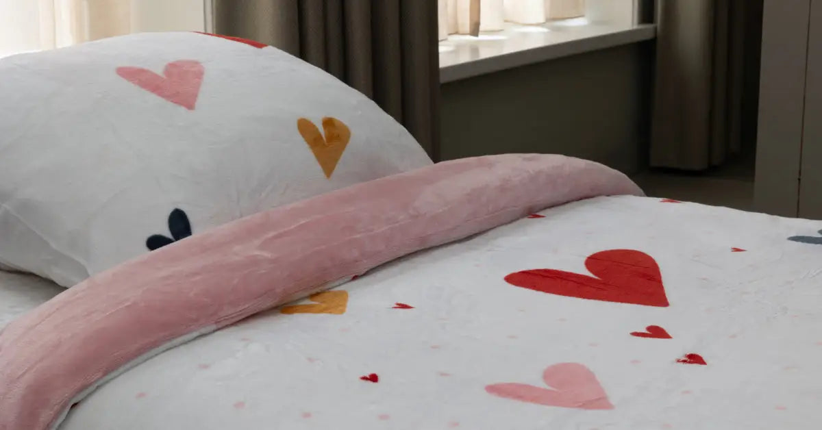Close-up van een eenpersoons velvet dekbedovertrek met een speels patroon van kleurrijke hartjes, perfect voor kinderkamers. De zachte stof biedt comfort en een vrolijke uitstraling. foto: hartjes dekbedovertrek eenpersoons close up.