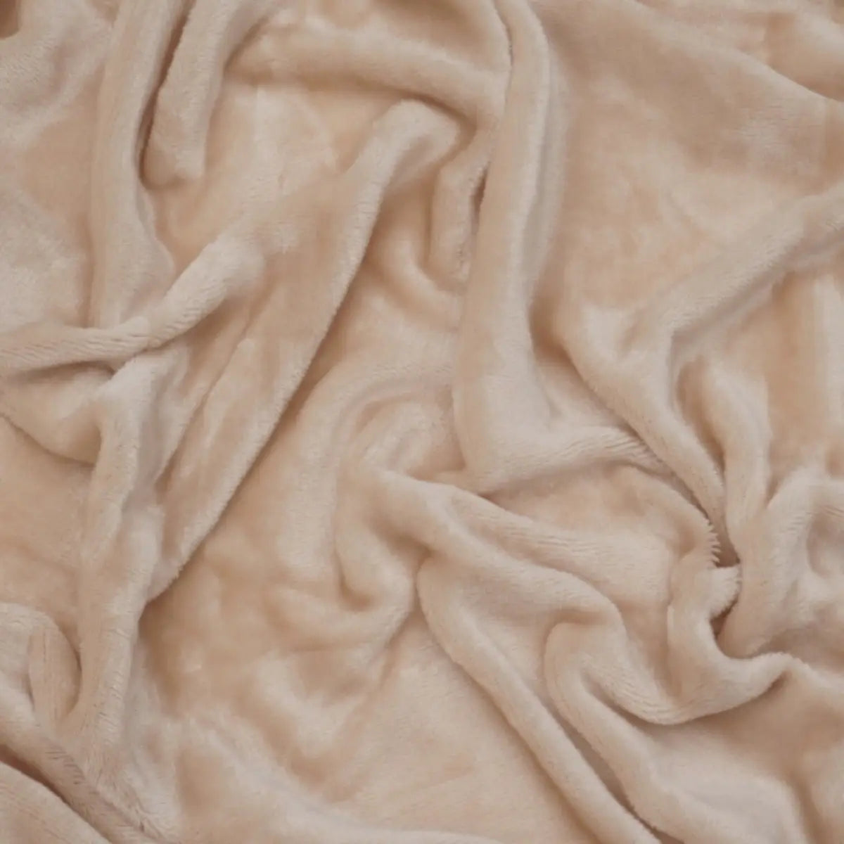 Close-up van een amandelkleurig velvet hoeslaken op een matras. De zachte, luxe textuur van de stof is goed zichtbaar, met een subtiele glans die de elegantie benadrukt. De plooien van het hoeslaken geven een gevoel van comfort en stijl.
foto: stof hoeslaken 90x210 amandel.