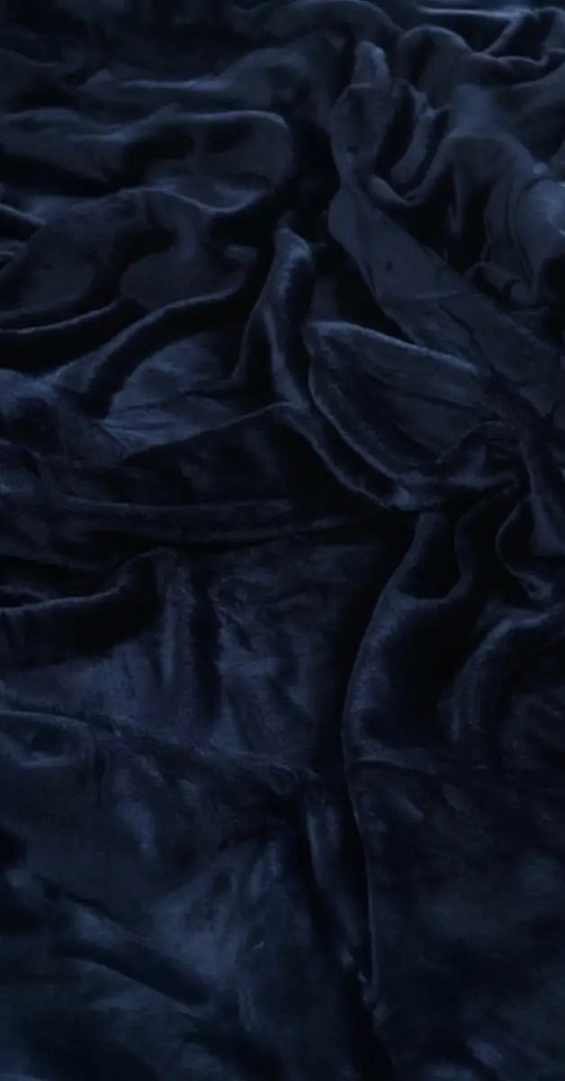 Close-up van de stof plaid blauw waarbij de rijke textuur en de zachtheid van de stof duidelijk zichtbaar zijn. De fijne details van de vezels benadrukken de luxe uitstraling van het materiaal.
foto: stof plaid blauw