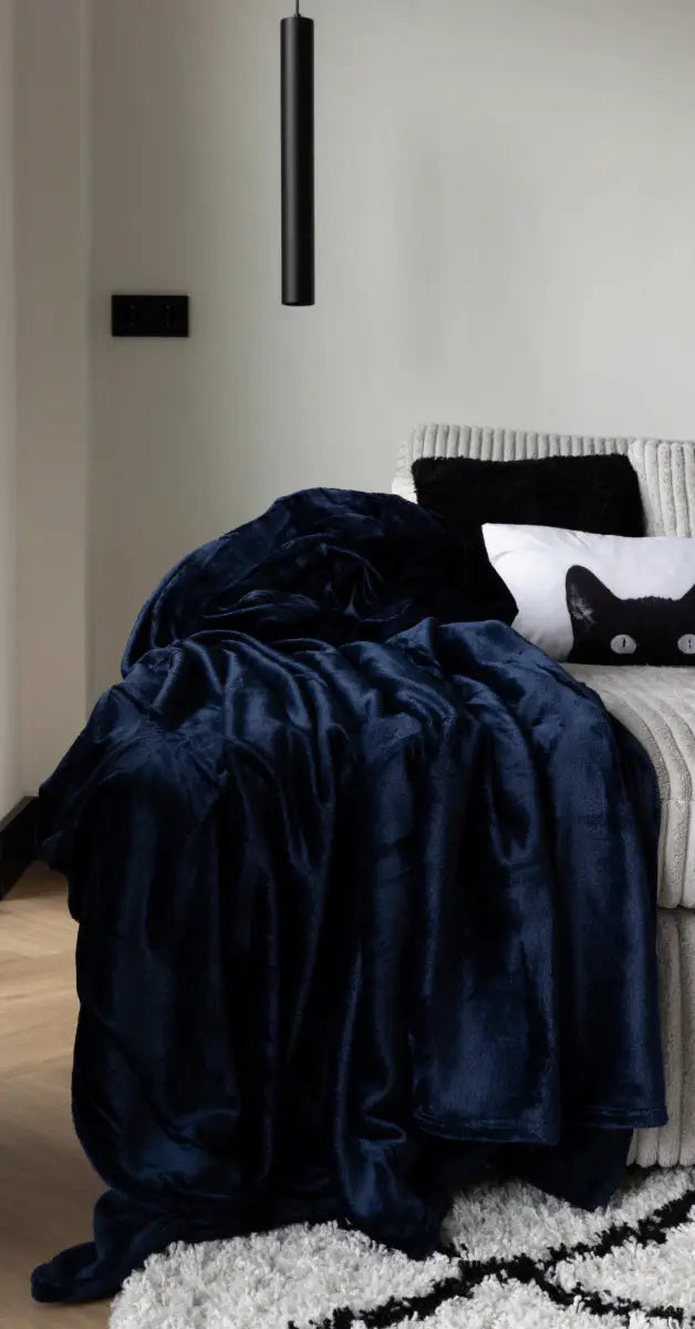 Blauw plaid van zachte velvet stof, gedrapeerd over een oppervlak. De stof heeft een lichte glans en een rijke textuur, met een luxueuze uitstraling. Perfect voor een knusse en stijlvolle toevoeging aan elk interieur.
foto: plaid blauw