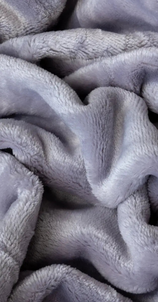 Close-up van de stof lavendel grijs waarbij de fijne textuur en zachtheid duidelijk zichtbaar zijn. De stof heeft een subtiele glans die de delicate uitstraling benadrukt.
foto: stof plaid lavendel grijs