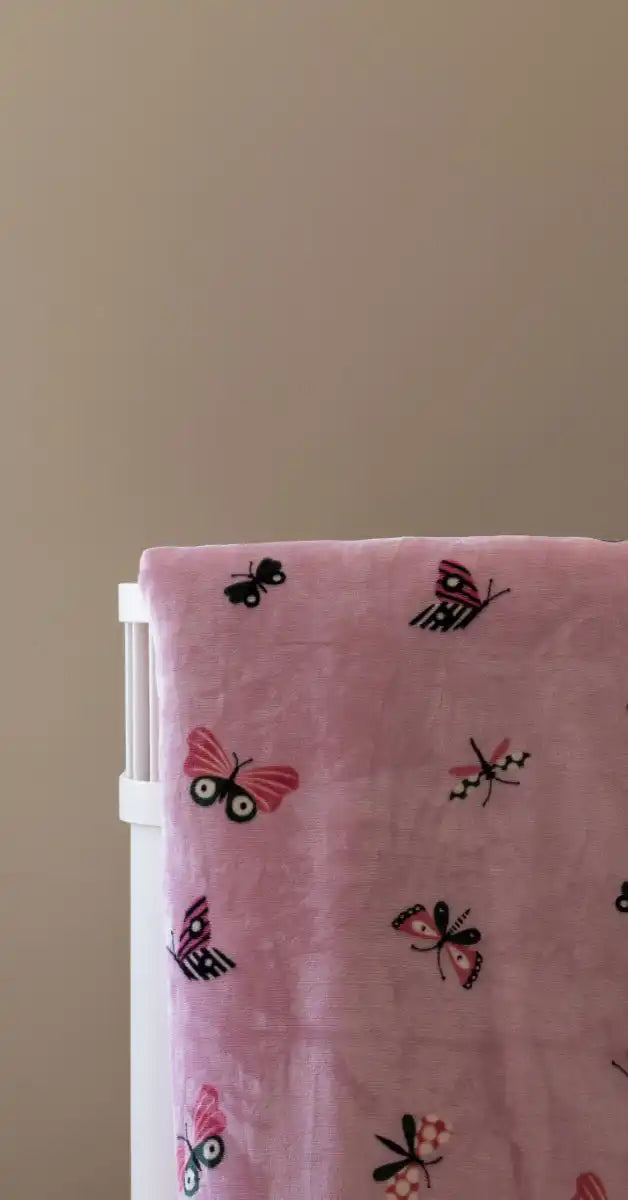Roze stof met een vlinderprint.