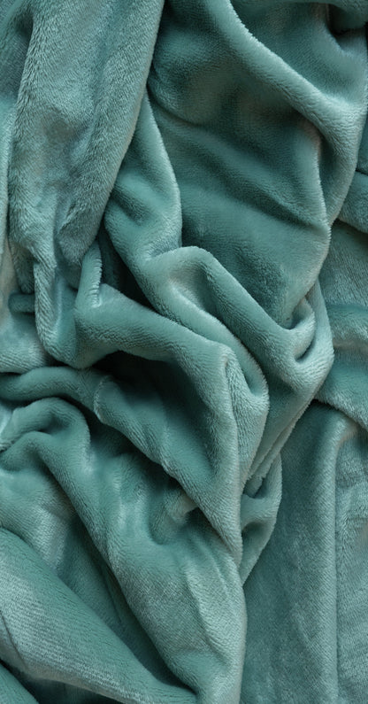 Close-up van de stof aqua groen waarbij de fijne textuur en zachtheid duidelijk zichtbaar zijn. De stof heeft een subtiele glans die de delicate uitstraling benadrukt.
foto: stof plaid Aqua Groen