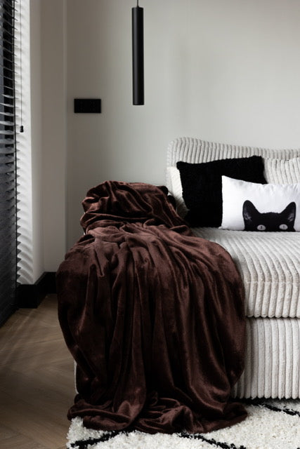 Plaid donker bruin op bed