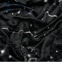 Een close-upfoto van een zacht, velvet dekbedovertrek in een ruimte-thema. De stof heeft een luxueuze uitstraling met een rijke textuur, die de zachtheid van het materiaal benadrukt. Het dekbedovertrek is versierd met sterren en planeten, waardoor het perfect is voor een slaapkamer met een kosmisch of dromerig ontwerp.
foto: stof dekbedovertrekspace