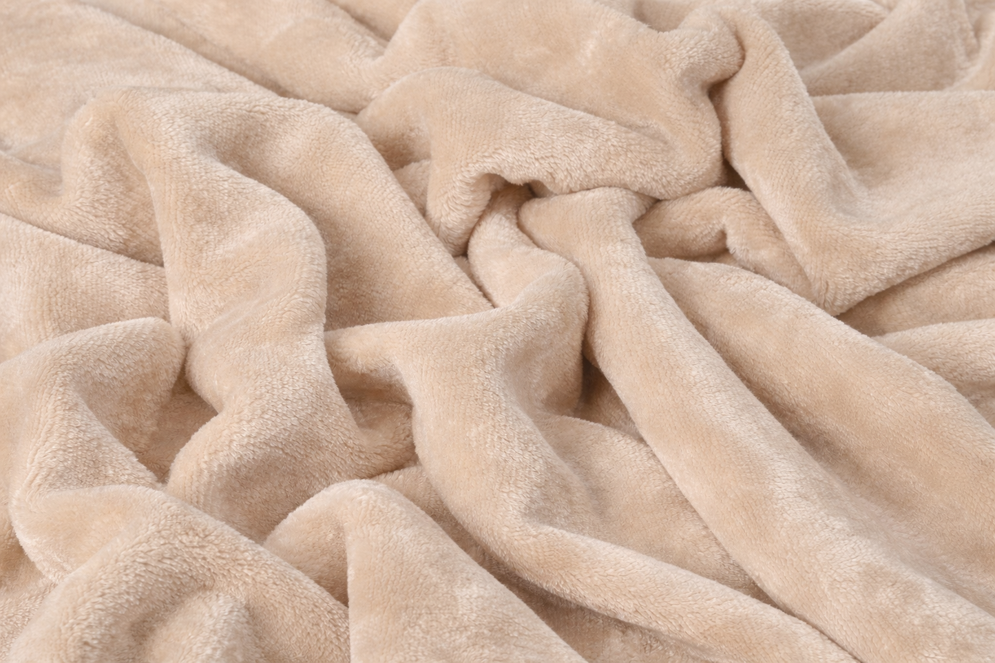 Close-up van een amandelkleurig velvet hoeslaken op een matras. De zachte, luxe textuur van de stof is goed zichtbaar, met een subtiele glans die de elegantie benadrukt. De plooien van het hoeslaken geven een gevoel van comfort en stijl.
foto: stof hoeslaken 90x210 amandel.