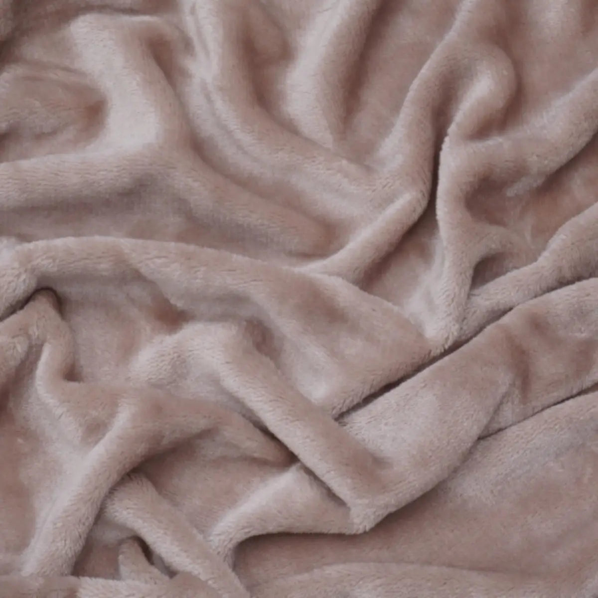 Close-up van een taupekleurig velvet hoeslaken op een peuterbed. De stof oogt zacht en luxueus, met een licht glanzende finish die het fluweelachtige karakter van het materiaal benadrukt. 
foto: stof hoeslaken peuterbed