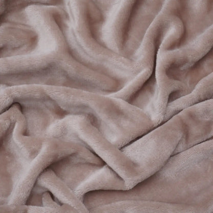 Close-up van een taupekleurig velvet hoeslaken op een peuterbed. De stof oogt zacht en luxueus, met een licht glanzende finish die het fluweelachtige karakter van het materiaal benadrukt. 
foto: stof hoeslaken peuterbed