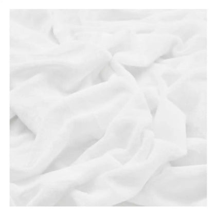 Close-up afbeelding van een witte splittopper hoeslaken gemaakt van luxe velvet stof. De zachte textuur en rijke glans van het materiaal zijn zichtbaar, wat de luxe uitstraling benadrukt. Perfect voor een stijlvol en comfortabel bed.