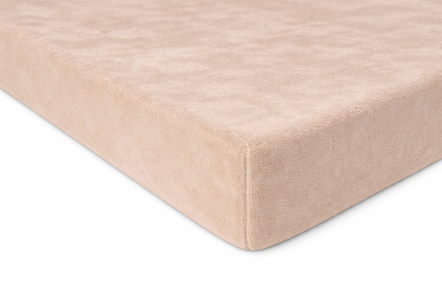 Een amandelkleurig hoeslaken van velvet stof ligt strak op een matras. De zachte textuur van het velvet geeft een luxe uitstraling, terwijl het hoeslaken perfect aansluit op de randen van het matras, waardoor een elegante en comfortabele sfeer ontstaat.
foto: hoeslaken  90x210 amandel.