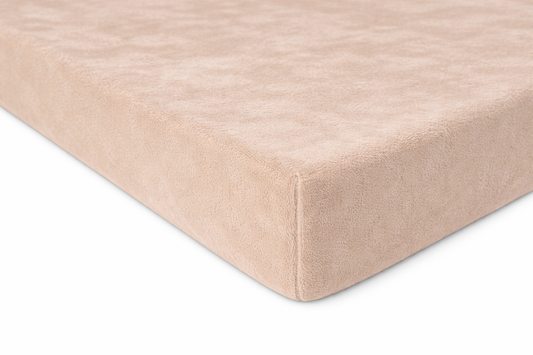 Een amandelkleurig hoeslaken van velvet stof ligt strak op een matras. De zachte textuur van het velvet geeft een luxe uitstraling, terwijl het hoeslaken perfect aansluit op de randen van het matras, waardoor een elegante en comfortabele sfeer ontstaat.
foto: hoeslaken  90x210 amandel.