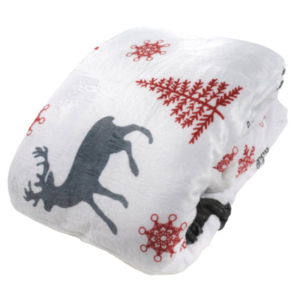 Foto van een wit kerstplaid van zachte velvet stof, versierd met afbeeldingen van rendieren, kerstbomen en sneeuwvlokken. Het plaid straalt warme, feestelijke sfeer uit, perfect voor gezellige winterdagen. foto: kerst plaid.