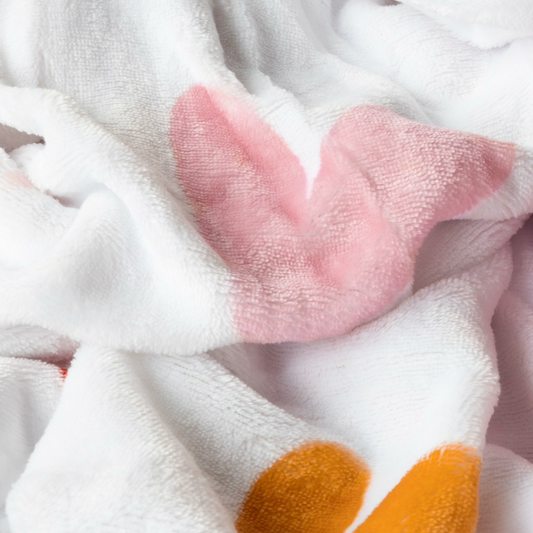 en zachte velvet kussensloop voor kinderen met hartjes print. De kussensloop is kleurrijk en knuffelbaar, perfect voor een speels en comfortabel accent in de kinderkamer. foto: kinderkussensloop hartjes.