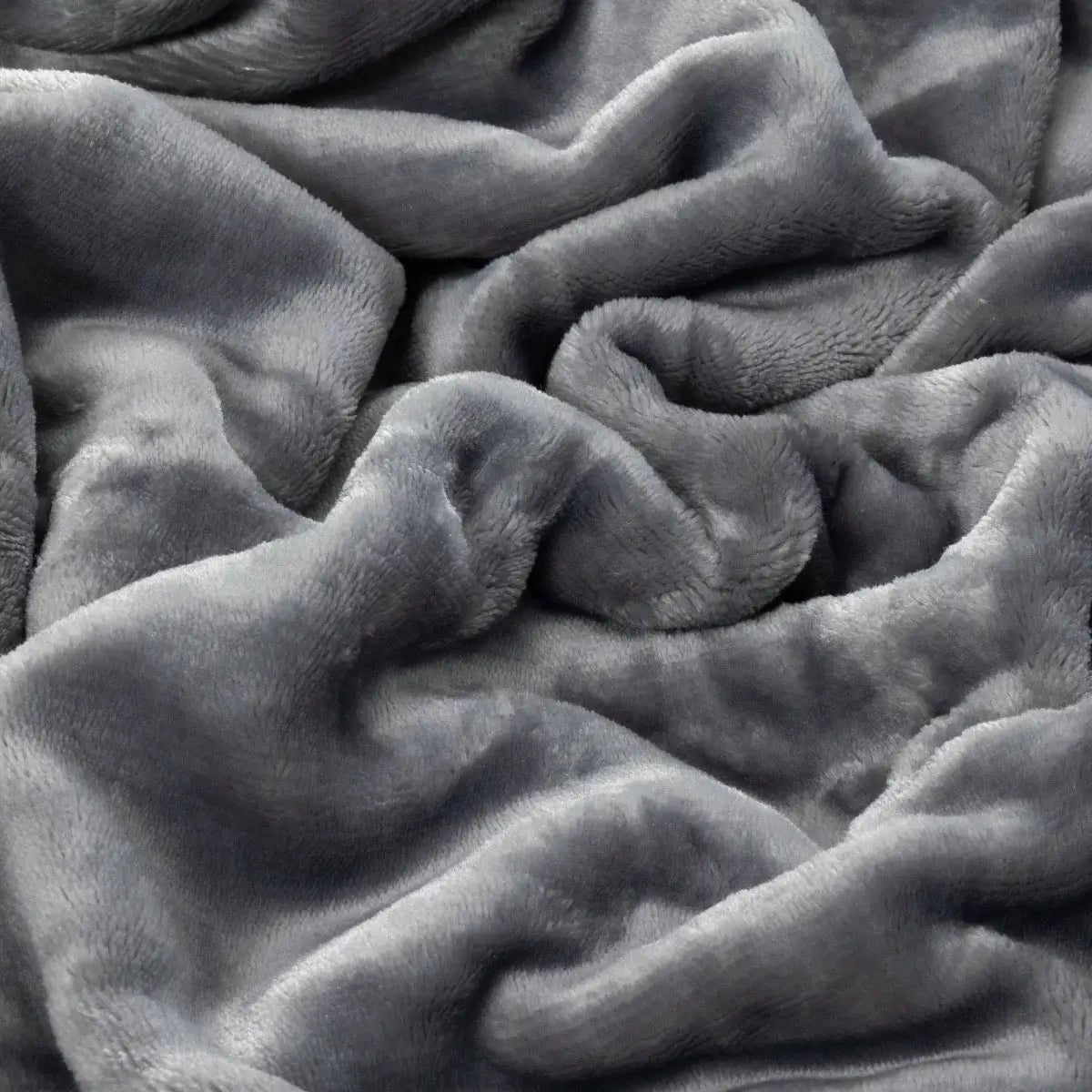 Close-upfoto van een grijs velvet dekbedovertrek. Het dekbedovertrek heeft een luxe, zachte textuur en een rijke, diepe grijze kleur die subtiel glanst in het licht. 
foto: stof ledikant dekbedovertrek grijs