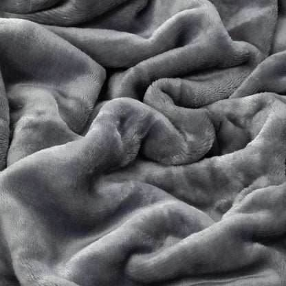 Close-upfoto van een grijs velvet dekbedovertrek. Het dekbedovertrek heeft een luxe, zachte textuur en een rijke, diepe grijze kleur die subtiel glanst in het licht. 
foto: stof ledikant dekbedovertrek grijs