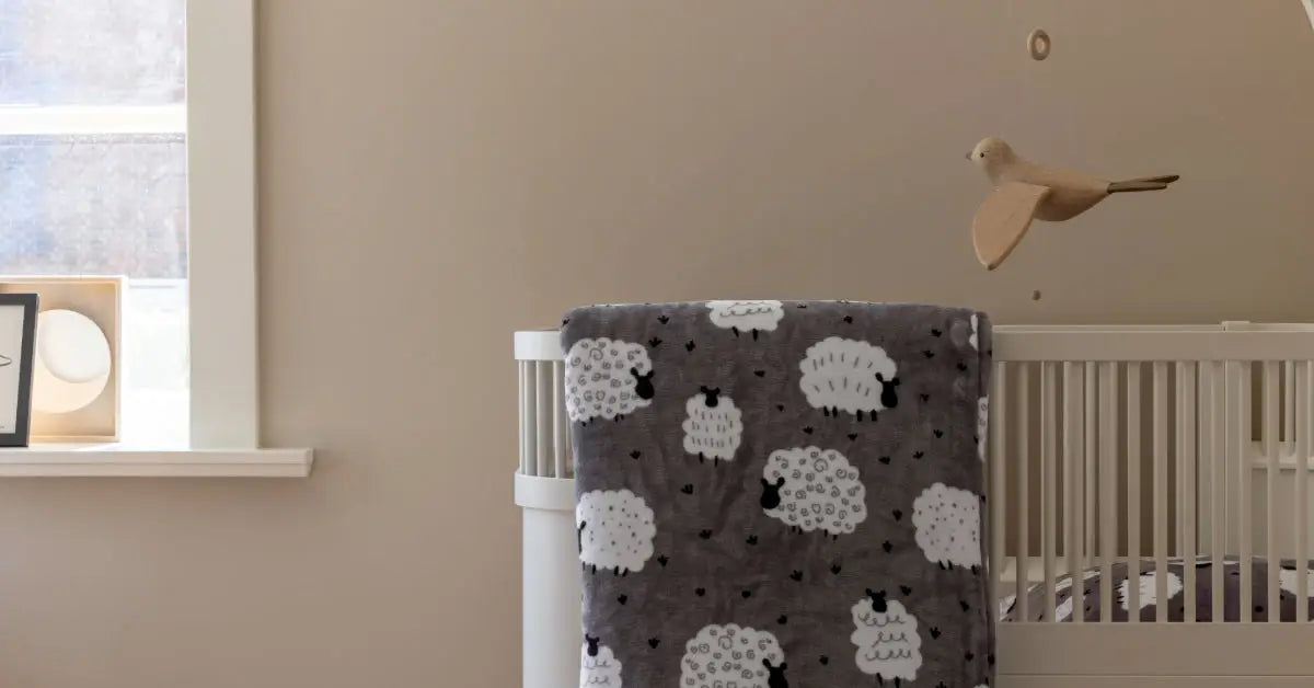 Close-up van een zacht, fluwelen dekbedovertrek met schattige schaapjes, prachtig over een ledikantje in een stijlvolle babykamer.
foto: ledikant dekbedovertrek schaapjes