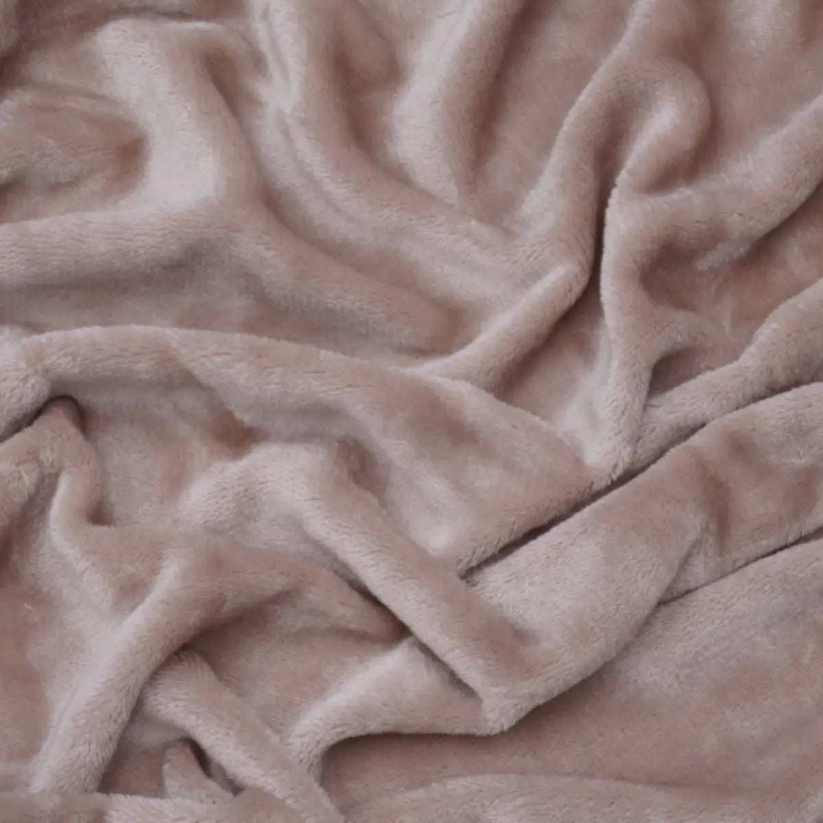  Close-up van een taupe velvet dekbedovertrek, waarbij de zachte, luxueuze textuur van de stof goed zichtbaar is. De rijke kleur en de glans van het velvet komen duidelijk naar voren, waardoor het een warme en uitnodigende uitstraling heeft. De lichte plooien in de stof accentueren de diepte en dimensie van het dekbedovertrek.
foto: stof ledikant dekbedovertrek taupe