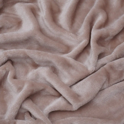  Close-up van een taupe velvet dekbedovertrek, waarbij de zachte, luxueuze textuur van de stof goed zichtbaar is. De rijke kleur en de glans van het velvet komen duidelijk naar voren, waardoor het een warme en uitnodigende uitstraling heeft. De lichte plooien in de stof accentueren de diepte en dimensie van het dekbedovertrek.
foto: stof ledikant dekbedovertrek taupe