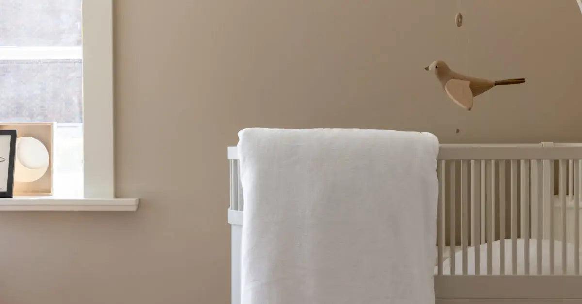 Een wit velvet dekbedovertrek voor een ledikant, elegant hangend over het bed in een prachtig ingericht babykamertje. De zachte stof glanst in het zachte licht van de kamer, omringd door schattige babyaccessoires en een rustgevende sfeer. De muren zijn in zachte pastelkleuren geschilderd, wat een warm en uitnodigend gevoel creëert voor de baby.
foto: ledikant dekbedovertrek wit
