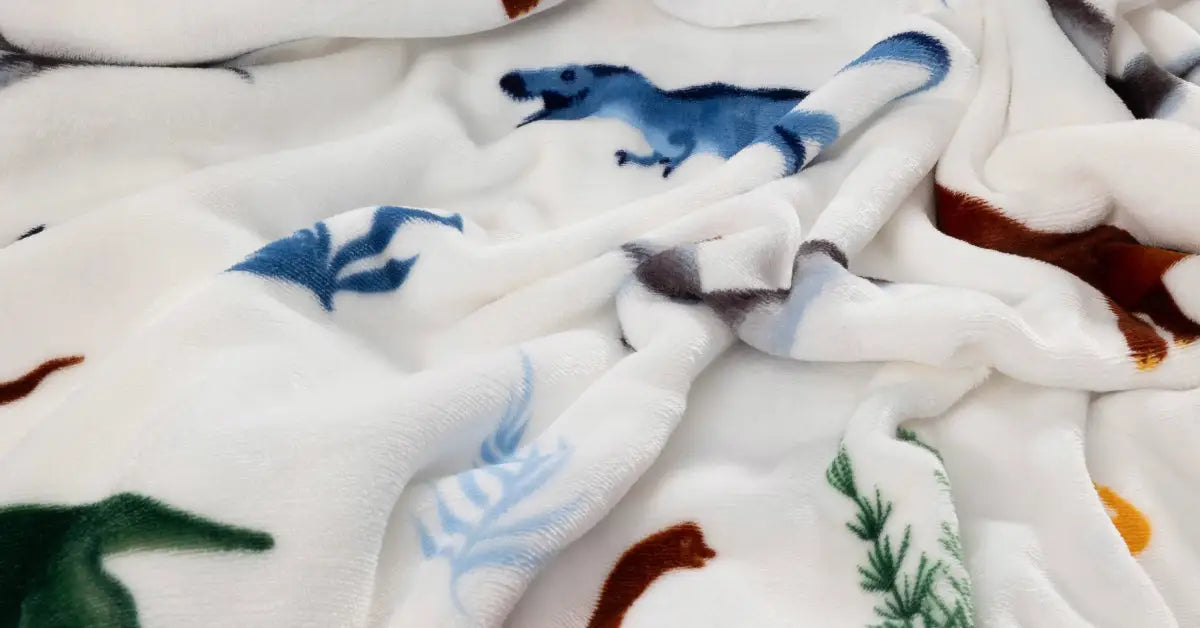 Close-upfoto van een velvet dekbedovertrek met een dino-print. De foto toont de rijke textuur en zachtheid van de stof, met details van de kleurrijke dinosaurussen die op het dekbedovertrek zijn afgebeeld.
foto: stof peuter dekbedovertrek dino