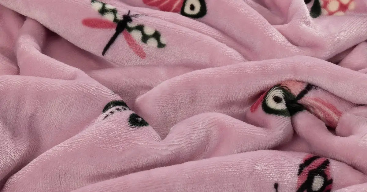 Close-up video van een velvet dekbedovertrek met vlinderprint. De zachte stof wordt weergegeven, waardoor de luxe en textuur duidelijk zichtbaar zijn. De vlinders in verschillende kleuren accentueren de elegantie van het dekbedovertrek, wat bijdraagt aan een sfeervolle en comfortabele slaapkamer.
foto: peuter dekbedovertrek vlinder
