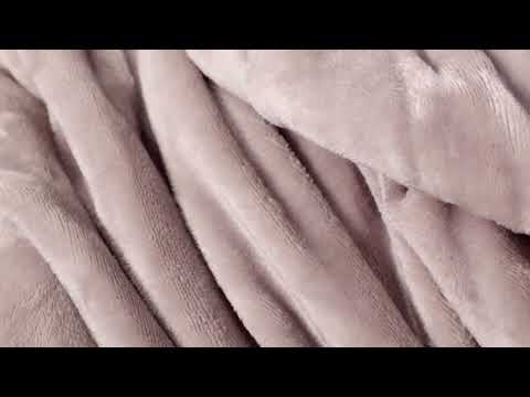 Close-up van een taupe velvet dekbedovertrek. De zachte en luxe textuur van de stof is zichtbaar, met een lichte glans die de rimpels en plooien benadrukt. De kleur is warm en neutraal, waardoor het dekbedovertrek een uitnodigende en gezellige uitstraling heeft. 
foto: ledikant taupe dekbedovertrek