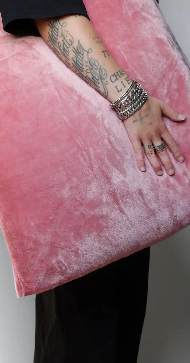 Roze velvet kussensloop met een fluweelzachte, luxe uitstraling. Het zachte materiaal zorgt voor comfort en een elegante uitstraling, ideaal als stijlvolle toevoeging aan het beddengoed.foto: kussens roze collectie