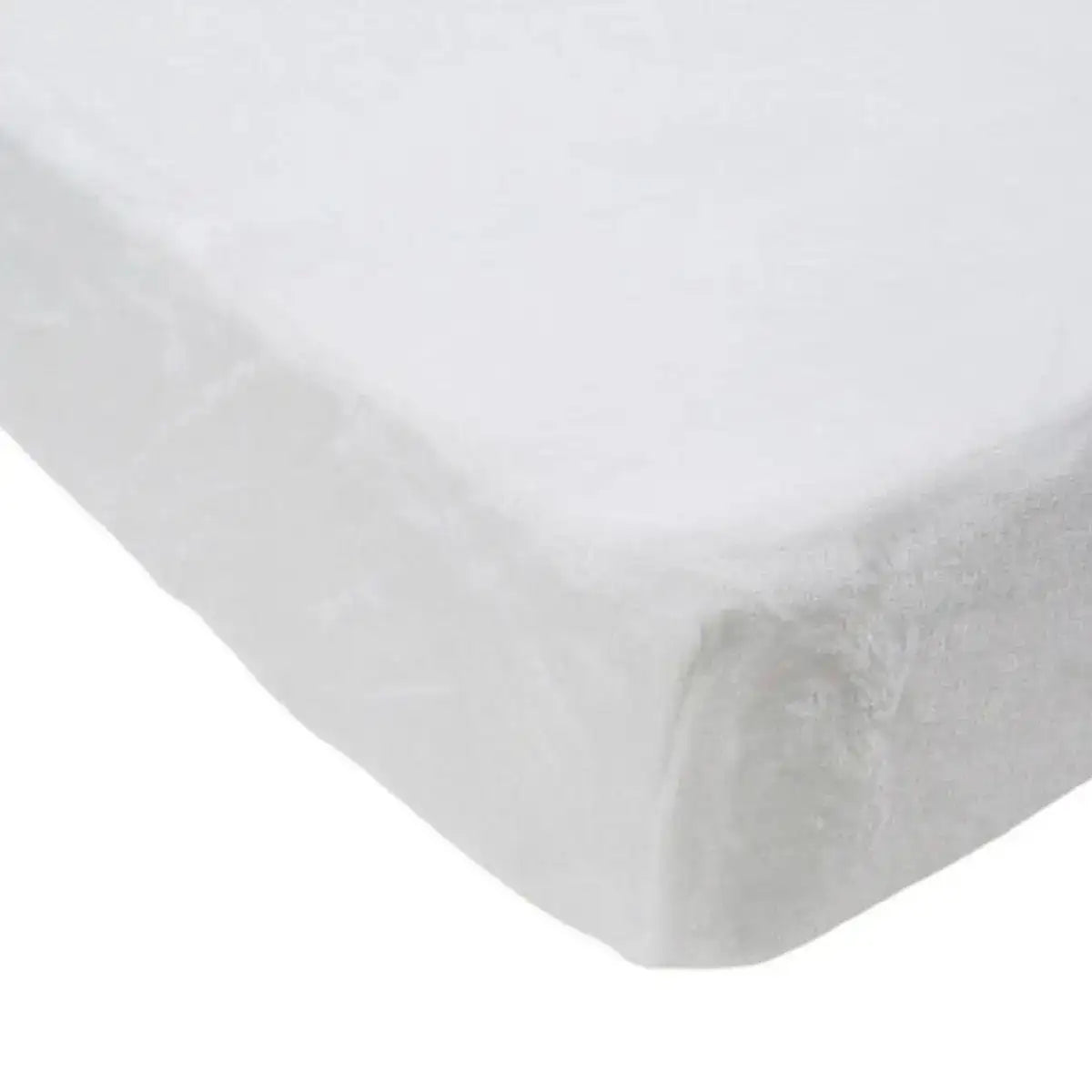 Een wit hoeslaken peuterbed van 140x200 cm strak gespannen over een matras van zachte velvet stof, toont de perfecte pasvorm en gladde afwerking, geschikt voor een luxe en comfortabele nachtrust. foto: hoeslaken peuterbed 70x140.